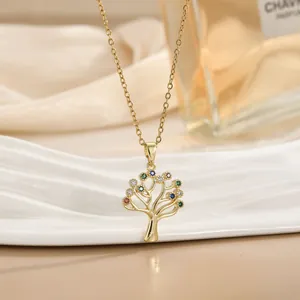 Elegante gouden titanium levensboom ketting met gekleurde zirkoon op wit satijn
