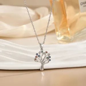 Detailopname van levensboomhanger met gekleurde zirkonen aan een zilveren titanium stalen ketting