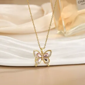 Elegante gouden vlinderketting met roze kristallen en witte diamanten details