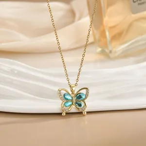 Elegante gouden vlinderketting met lichtblauwe edelstenen en fijne diamantaccenten