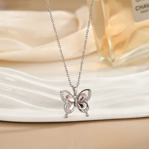 Elegante vlinderketting met roze edelsteen vleugels en pavé-gezette kristallen sier