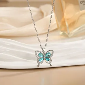 Elegante zilveren ketting met vlinderhanger en lichtblauwe druppelvormige kristallen