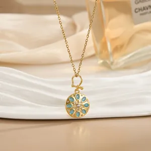 Macro-opname van gouden mandala-hanger met blauwe stenen en zirkoon op zijden stof