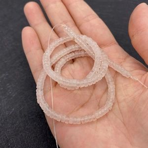 Primer plano de cuentas cuadradas de cristal rosa para hacer joyas de bricolaje
