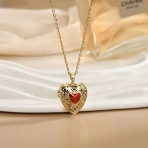 Herz-Medaillon-Halskette mit rotem Edelstein und Blumen-Gravuren auf goldener Kette