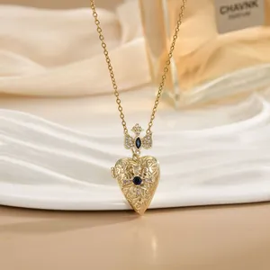 Vintage Herz-Medaillon-Halskette in Gold mit blauem Stein und feiner Gravurverzierung