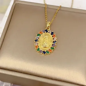 Goldene Jungfrau Maria Halskette mit bunten Zirkonia auf einer Champagner-Schmuckschatulle