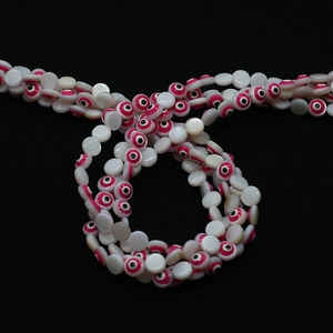 Makro-Detail von rosa Teufelsauge Perlen aus echtem Süßwassermuschel für Schmuck