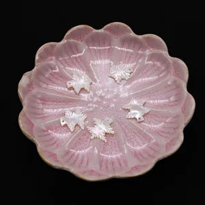 Fünf blattförmige natürliche Perlmutt-Anhänger für DIY-Schmuck in einer rosa Schale