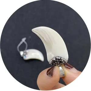 Natuurlijke schelp hoorn hanger met diamant-ingelegde zwarte basis en zilveren sluiting