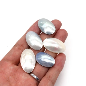 Five pieces of oval natural mother of pearl shell beads with iridescent luster for jewelry DIY