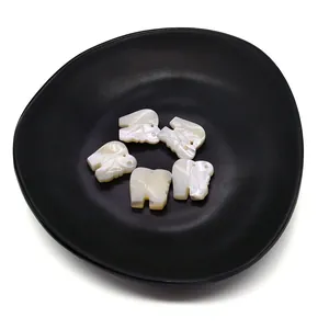 Cinque perline a forma di elefante in madreperla bianca 15x17mm per creazione di gioielli