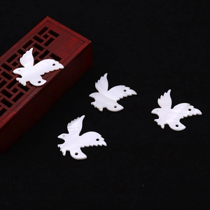 Set di 4 ciondoli a forma di uccello in madreperla naturale per gioielli fai da te