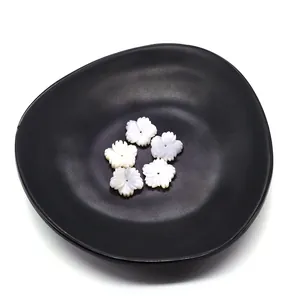 Set mit 5 natürlichen weißen Muschel-Blumenanhängern mit irisierendem Glanz für DIY Schmuck