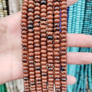 Primer plano de cuentas de obsidiana caoba pulida para joyas y collares DIY