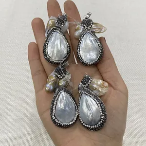 Set di 4 ciondoli a goccia in conchiglia con perle barocche e cristalli micro-pave fatti a mano