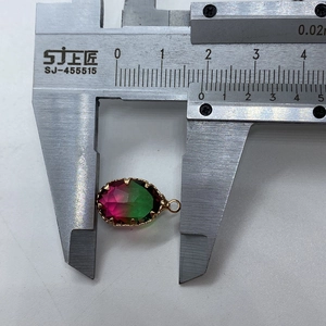 Dettaglio di una pietra di cristallo sfaccettata da 11mm misurata con un calibro a corsoio