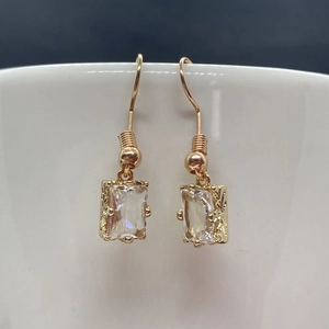 Vue détaillée de pendentifs en cristal rectangulaires avec monture gravée plaquée or 18K