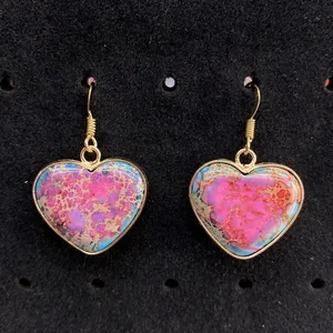 Orecchini in pietra naturale a forma di cuore rosa e azzurro con ganci in lega dorata