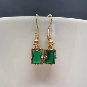 Vue détaillée de boucles d'oreilles en pierre verte rectangulaire avec crochets dorés