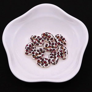 Detail von 9 schwarz-rosa lackierten Naturmuschelperlen mit Leopardenmuster für DIY-Schmuck