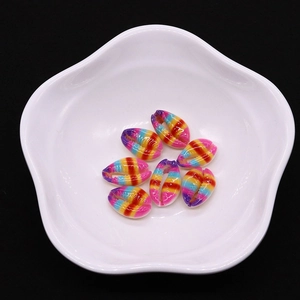 Dettaglio macro di perle a conchiglia arcobaleno 9x19mm per la creazione di gioielli DIY