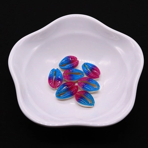 Dettaglio macro di perle di conchiglia arcobaleno in una ciotola decorativa bianca