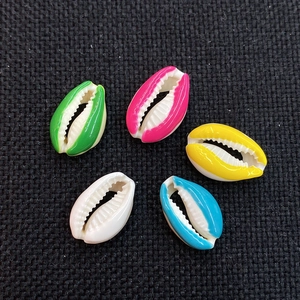 Five-color polished cowrie shell beads for DIY necklace jewelry making in vibrant tones