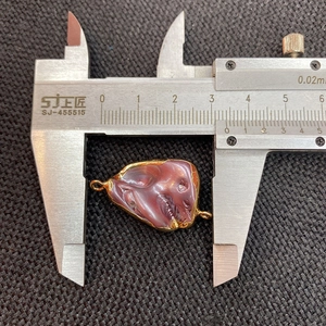 Ciondolo in conchiglia viola a forma di dente con bordo dorato misurato con calibro