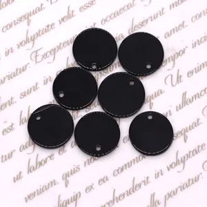 Vue à plat de sept breloques rondes en nacre noire avec trous pour bijoux DIY