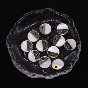 Détail de breloques rondes de 15 mm en nacre et métal doré pour la création de bijoux