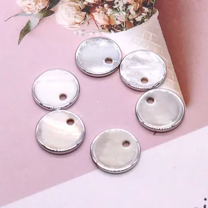 Vue macro de six pendentifs en nacre avec cadres argentés pour la création de bijoux DIY