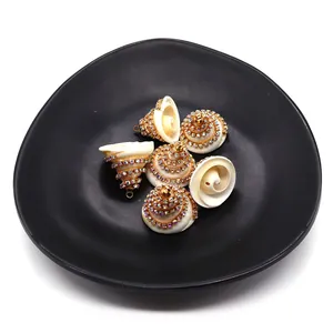 Natuurlijke schelphangers met kleurrijke strasstenen en spiraalvormige plating voor sieraden