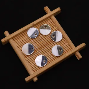 Lot de 6 pendentifs ronds en nacre naturelle et métal argenté sur un dessous de verre