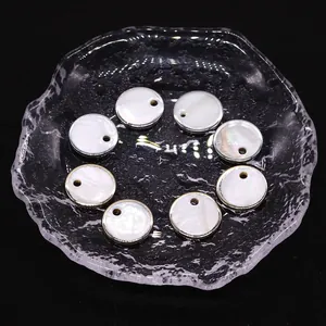 Lot de 8 pendentifs ronds de 15mm en nacre naturelle avec bords en métal argenté