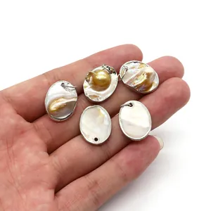 Pendenti ovali in conchiglia naturale e perle barocche con bordo in argento
