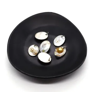 Set di 6 ciondoli ovali in madreperla naturale con perle barocche e bordi in argento fuso