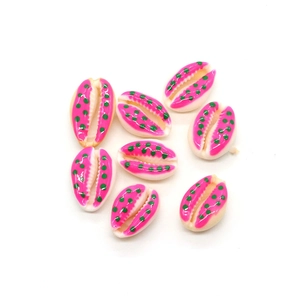 Dettaglio di conchiglie naturali dipinte in rosa con pois verdi per gioielli fai-da-te