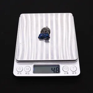 Blauer synthetischer Korallenanhänger mit Strass auf einer Waage bei 4,8 Gramm