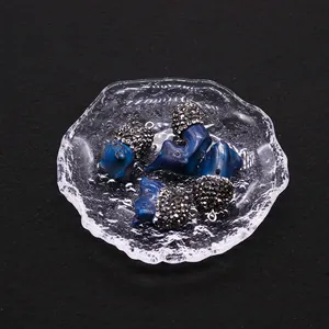 Blaue Korallenanhänger in unregelmäßiger Form mit Mikropavé-Diamanten auf Glasteller