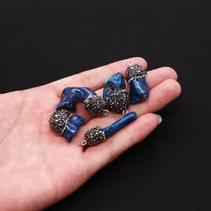 Blaue synthetische Korallenanhänger mit funkelnden Diamantkappen für DIY-Schmuck