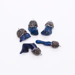 Fünf unregelmäßige blaue Korallenanhänger mit diamantbesetzten Kappen für DIY-Schmuck