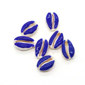 Dettaglio macro di conchiglie di ciprea smaltate blu per gioielli fai da te estivi