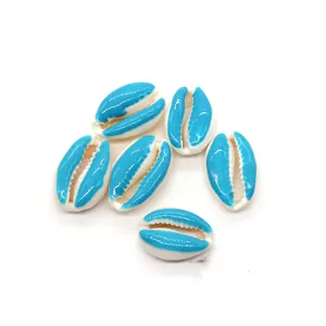 Vista macro di conchiglie naturali dipinte di blu per accessori di gioielli DIY
