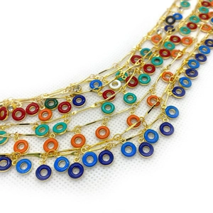 Collar de cadena dorada con colgantes redondos de esmalte y pequeños brillantes