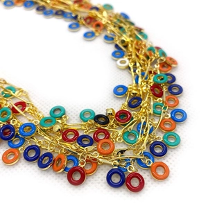 Collar de capas dorado con anillos de esmalte de colores y colgantes de estilo bohemio