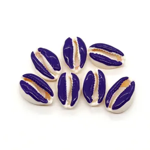 Dettaglio macro di conchiglie naturali con smalto viola per gioielli fai da te