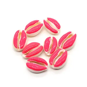 Dettaglio di perline in conchiglia di ciprea rosa e bianca per creazioni di gioielli