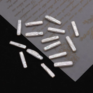 Dettaglio macro di lunghe perle d'acqua dolce barocche con lucentezza naturale su carta