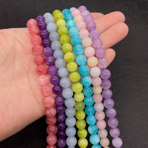 Nahaufnahme bunter Naturstein-Rundperlen für DIY-Schmuck in verschiedenen Farben